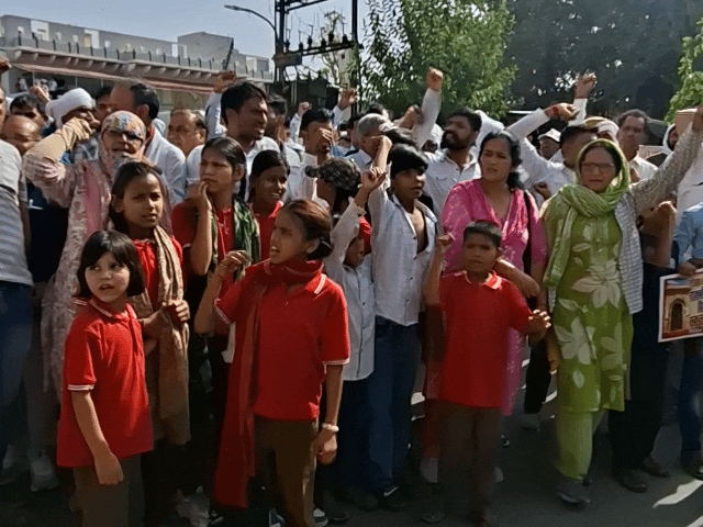 स्कूल की जगह बदलने पर स्टूडेंट्स और उनके परिजनों ने रैली निकाली और नारे लगाए।