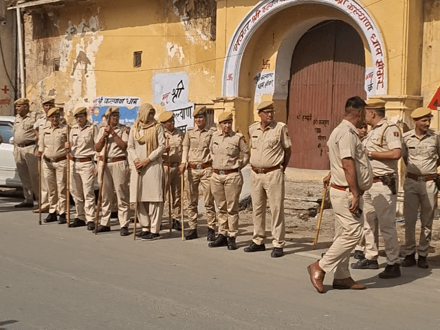 स्कूल के पास में पुलिसकर्मियों को तैनात किया गया।
