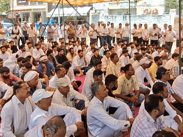 स्कूल के शिफ्टिंग के विरोध में परशुराम पार्क के बाहर महापंचायत में कई लोग आए।