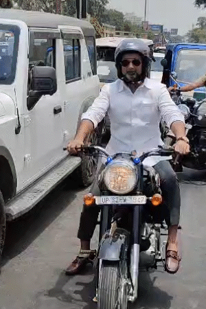 लखनऊ में अल्पसंख्यक कल्याण मंत्री दानिश आजाद फ्लीट छोड़कर बुलेट से सचिवालय पहुंचे।