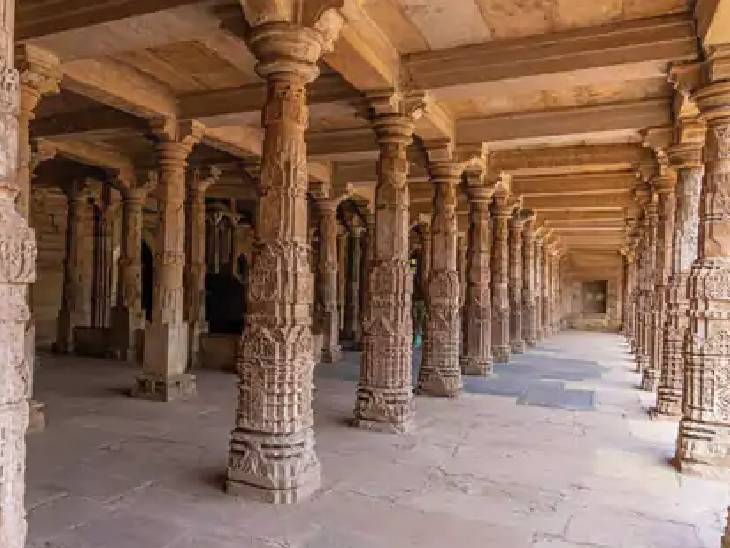 भोजशाला के स्तंभों पर विभिन्न हिंदू देवी-देवताओं और संघ चक्र के चिह्न मिले थे।