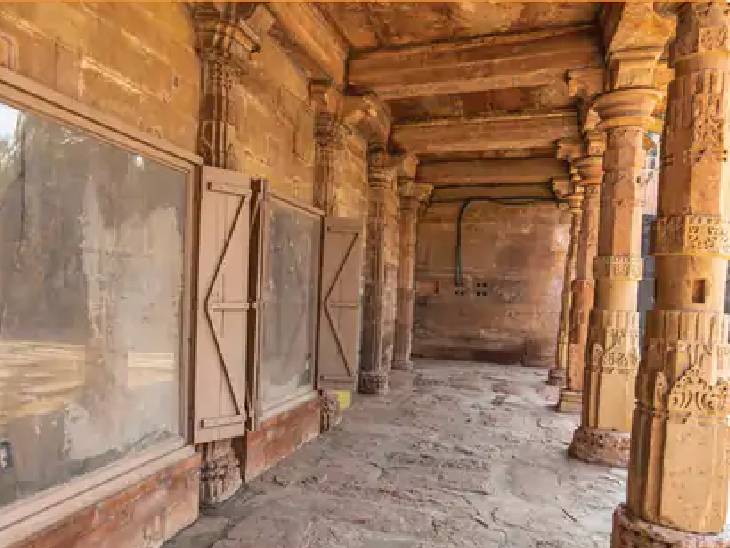 भोजशाला के पत्थरों पर पाली भाषा में सीताराम सहित अन्य नाम लिखे हैं।
