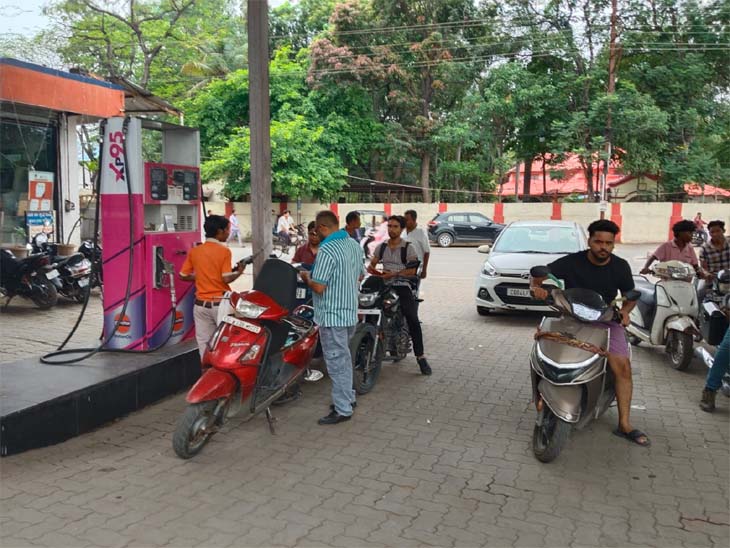 पेट्रोल पंप में लोगों की सुबह से पेट्रोल लेने के लिए लाइन लगी हुई है