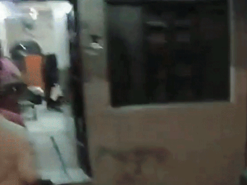 हमले के बाद मौके पर मौजूद लोग।