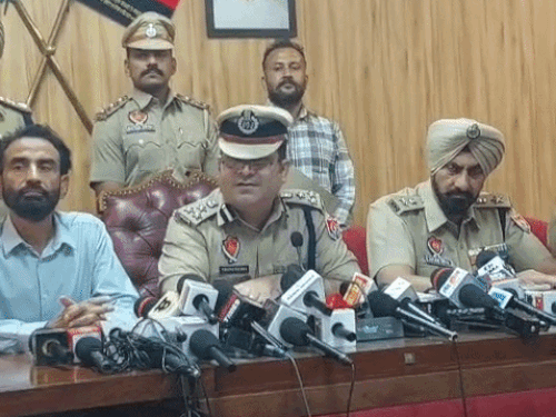 लुधियाना में पत्रकारों से बातचीत करते सीपी स्वपन शर्मा।