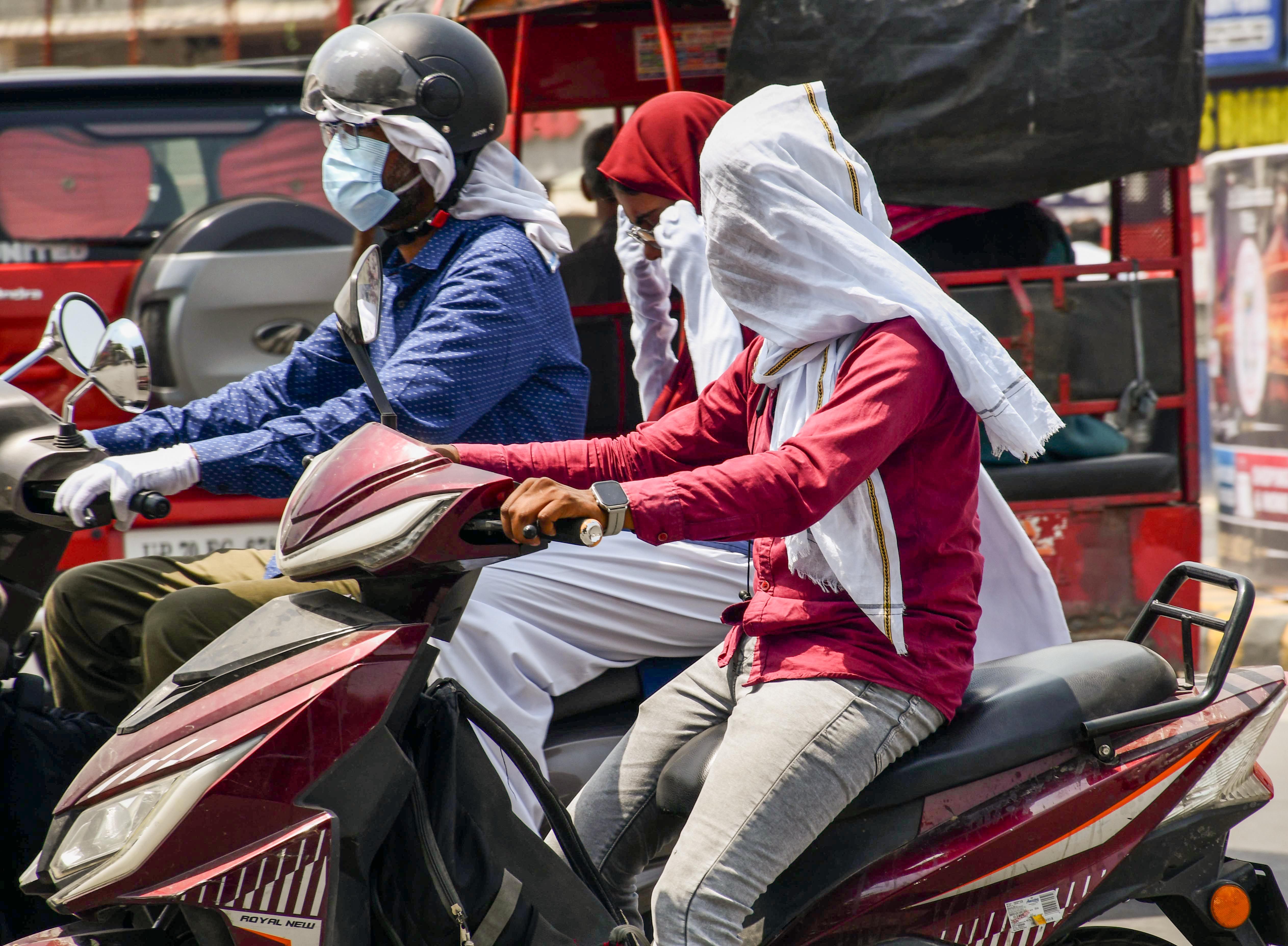यूपी के प्रयागराज में पूरा चेहरा ढंककर गाड़ी चलाता शख्स।
