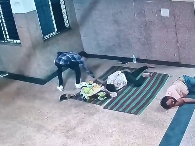 चोर अस्पताल के सीसीटीवी में दिखा है।