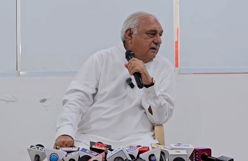चंडीगढ़ में अपने सरकारी आवास में प्रेस कान्फ्रेंस करते पूर्व सीएम भूपेंद्र सिंह हुड्‌डा।