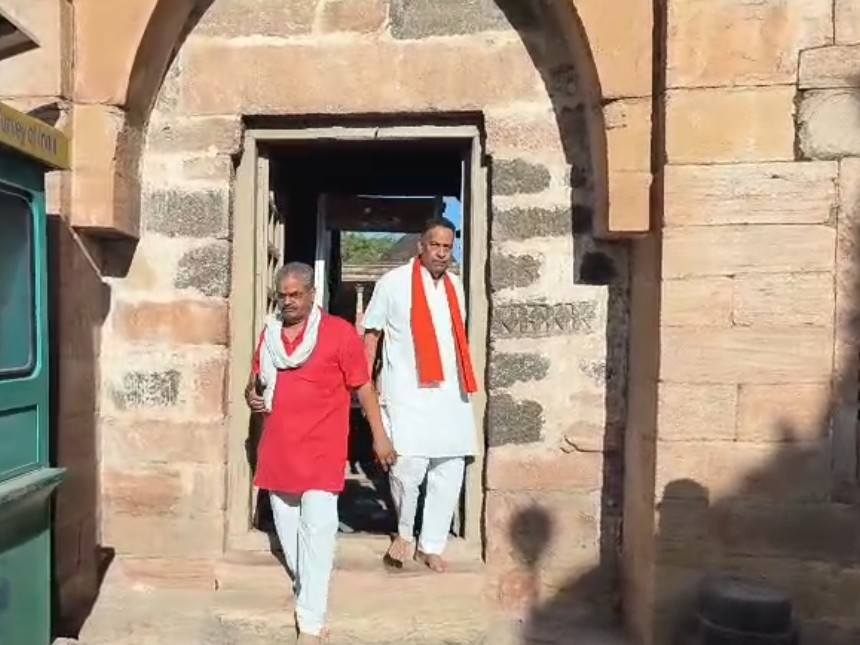कडक बंदोबस्तात भाविक आणि भोज उत्सव समितीचे पदाधिकारी परिसरात पोहोचले.