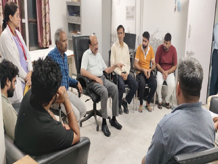 ब्रेन डेड युवक के परिजनों को समझाते हुए हेल्थ यूनिवर्सिटी के वीसी प्रो. एचके अग्रवाल।