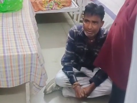अस्पताल में मरीज के परिजन ने चोर को पकड़ा।