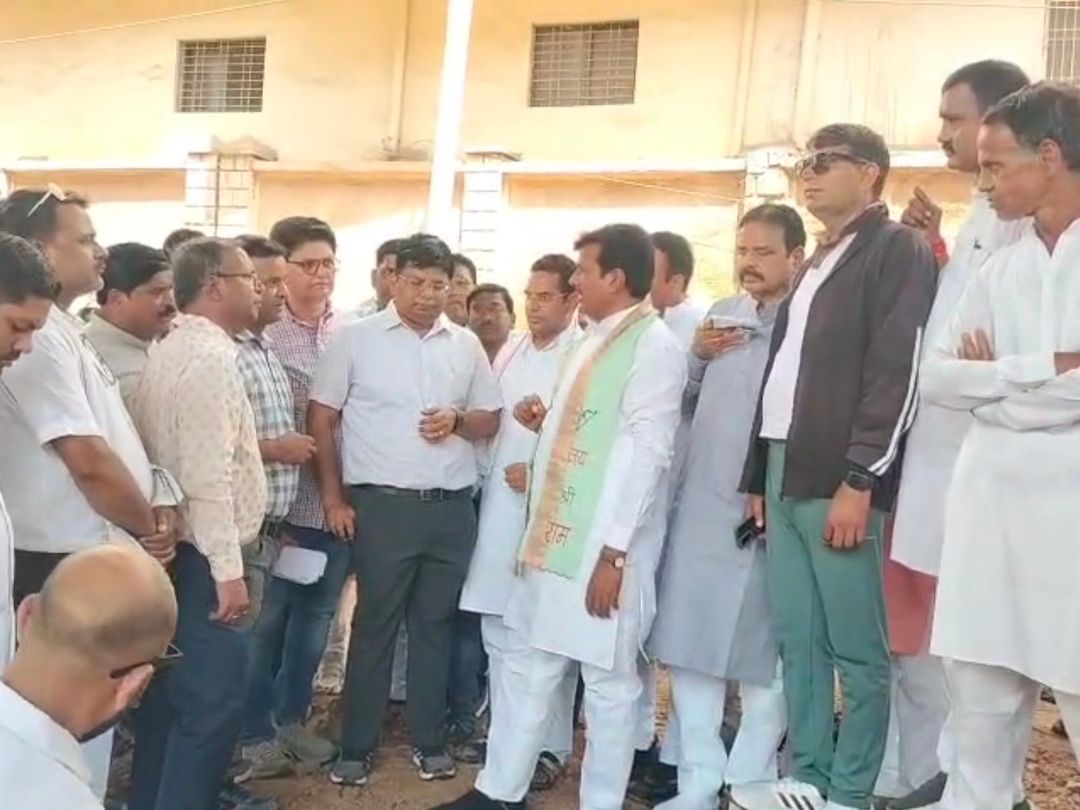 मौके पर अधिकारियों से चर्चा करते सांसद कुशवाहा।