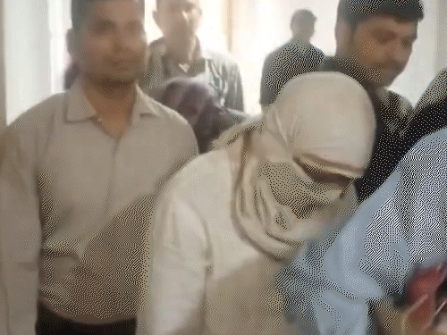 दिल्ली के राउज एवेन्यू कोर्ट ने शनिवार को आरोपी मनीषा वाघमारे और पीवी कुलकर्णी को पेश किया गया।