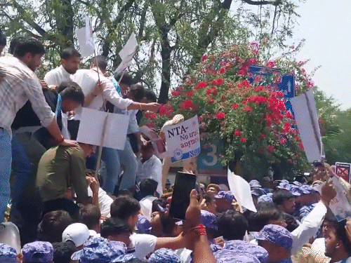 NEET पेपर लीक के खिलाफ NSUI का प्रदर्शन:  NTA ऑफिस-शिक्षा मंत्री के घर के बाहर हंगामा; सुप्रीम कोर्ट में एजेंसी भंग करने की याचिका दायर