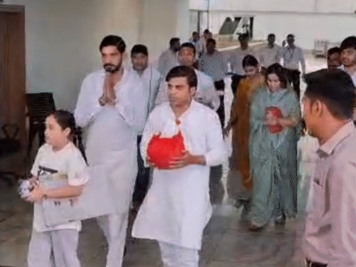 देहरादून के जौलीग्रांट एयरपोर्ट पर अस्थियां लेकर पहुंचा परिवार। अपर्णा बेहद भावुक नजर आ रही थीं। तेज प्रताप अस्थियां लेकर चल रहे थे।
