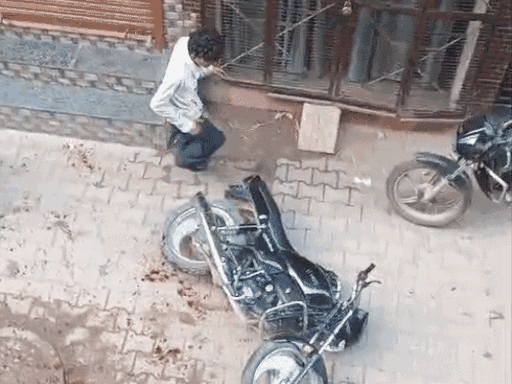 युवक की बाइक को भी हमलावरों ने तोड़ने की कोशिश की।