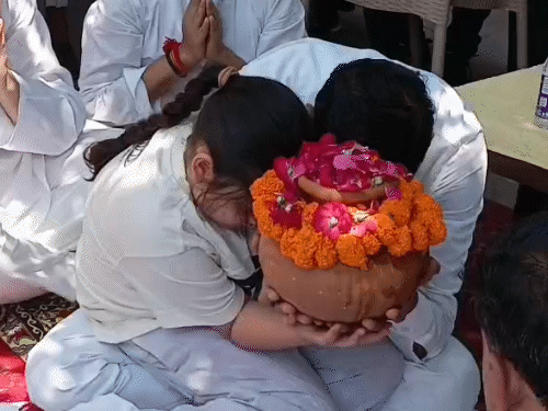विसर्जन से पहले छोटी बेटी ने अस्थि-कलश को माथे से लगाया और फूट-फूटकर रोने लगी।