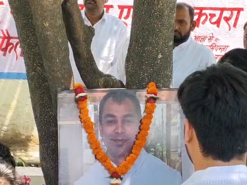 पुरोहितों ने विसर्जन से पहले घाट पर विधि-विधान से पूजा-अनुष्ठान कराया।