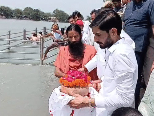 विसर्जन से पहले पुरोहित ने मंत्रोच्चार कराया। परिजनों के अलावा बाबा रामदेव ने भी फूल चढ़ाए।