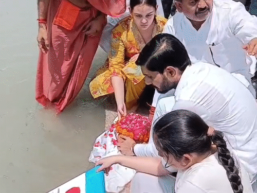 छोटी बेटी पद्मजा ने अस्थि-विसर्जन के दौरान ‘आई लव यू पापा’ लिखा प्लेकार्ड गंगा में प्रवाहित किया।