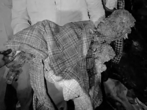 प्रशासन 2 घंटे बाद मासूम का शव निकाल पाया।
