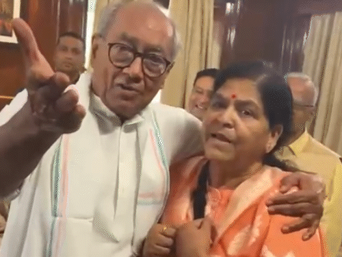 भाजप आमदार उषा ठाकूर यांच्याशी बोलताना दिग्विजय सिंह.