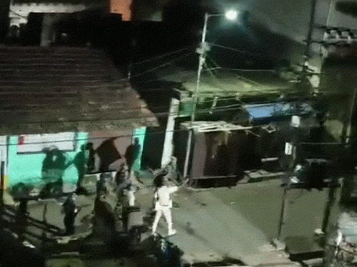 पुलिस ने भीड़ को हटाने के लिए आंसू गैस के गोले छोड़े।