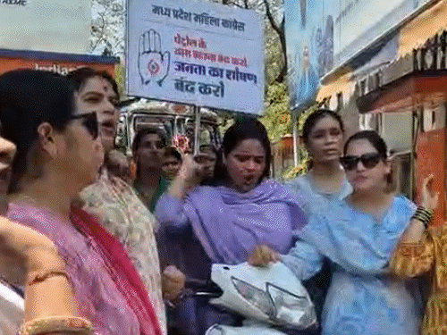 महिलाओं ने सरकार के खिलाफ नारे लगाए
