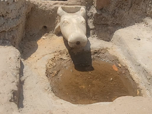 गोमुख से पानी की धार निकलना अब बंद हो गई है।