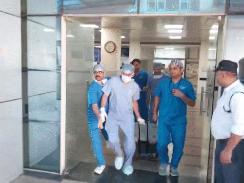 विशाल के ऑर्गन को स्पेशल वैन में रखती डॉक्टरों की टीम।