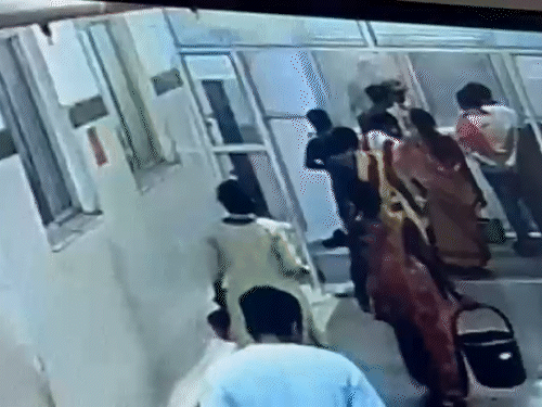 NICU वार्ड के बाहर हिंदूवादी संगठन के नेता ने विवाद किया।