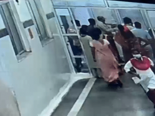 अस्पताल में हिंदूवादी संगठन के नेता ने गार्ड से हाथापाई कर दी। - Dainik Bhaskar