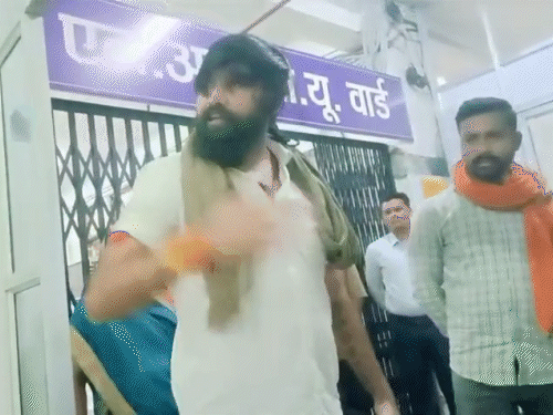 NICU वार्ड के बाहर हिंदूवादी संगठन के नेता ने हंगामा किया।