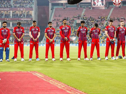 लखनऊ के इकाना स्टेडियम शुक्रवार को मैच से पहले यूपी मेंआंधी-बारिश से हुई 111 मौतों पर LSG-CSK टीम के खिलाड़ियों ने शोक जताया।