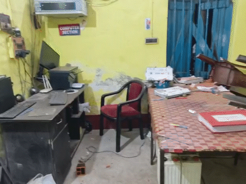 पुलिस चौकी के अंदर रखे कंप्यूटर और प्रिंटर को भी नुकसान पहुंचा।