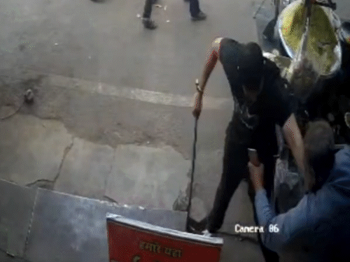 पीएमटी चौराहे पर बदमाशों ने घेरकर पीटा, हमलावर फरार, पुलिस आरोपियों की तलाश में जुटी|ग्वालियर,Gwalior - Dainik Bhaskar