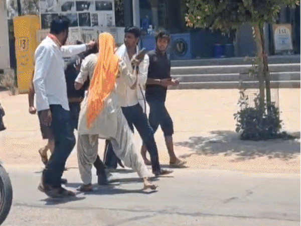 बूंदी शहर के देवपुरा इलाके में बच्चा चोरी के शक में लोगों ने एक युवक को पेड़ से बांधकर पीटा। - Dainik Bhaskar
