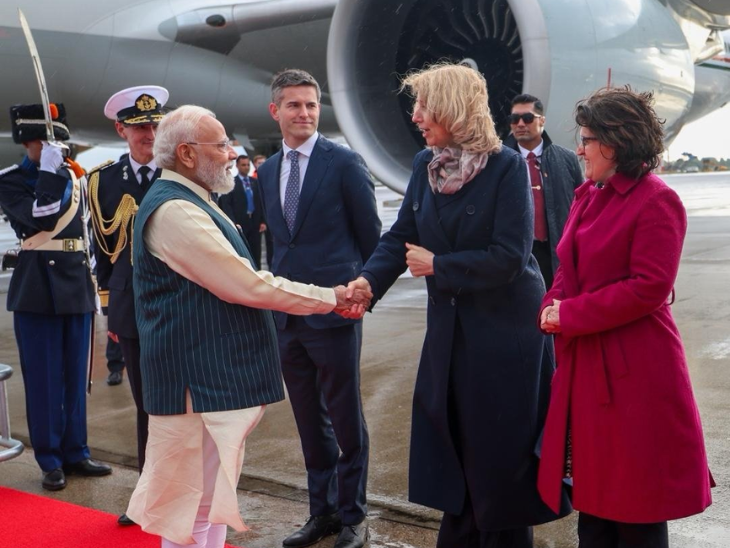 मोदी एयरपोर्ट पर नीदरलैंड के अधिकारियों से मिले।
