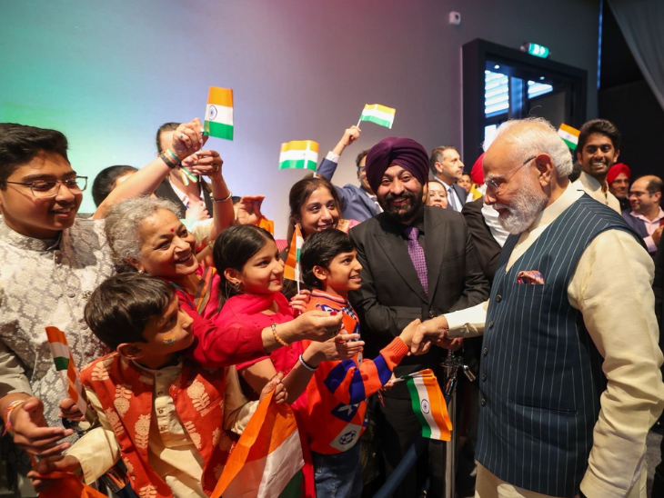 पीएम ने भारतीय मूल के लोगों से मुलाकात की। इस दौरान मोदी ने एक युवक से हाथ मिलाया।