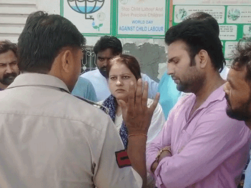 युवक ने पुलिस को बताया कि जब वह अपनी बहन को लेकर फैक्ट्री में नौकरी से निकालने का कारण जानने पहुंचा तो वहां दोनों से मारपीट की गई। - Dainik Bhaskar