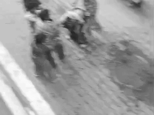 नीचे गली में युवक पर हमलावर लात-घूंसे और चाकू मारते रहे और ऊपर घरों की बालकनियों में मौजूद लोग वीडियो बनाते रहे।