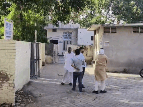 पोस्टमॉर्टम हाउस के बाहर मौजूद परिजन और रिश्तेदार।
