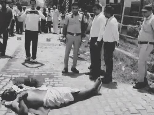हत्या के बाद कोर्ट के बाहर पड़ा शव और मौके पर पुलिस जांच कर रही है - Dainik Bhaskar