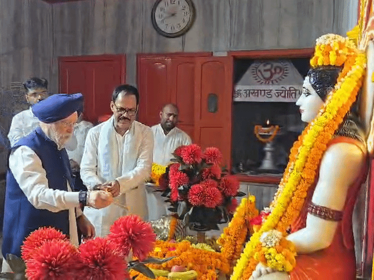 केंद्रीय पेट्रोलियम मंत्री हरदीप सिंह पुरी ने शनिवार सुबह गुरु गोरखनाथ के दर्शन किए।