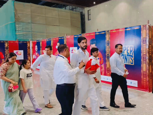 लखनऊ एयरपोर्ट पर शिवपाल यादव के बेटे आदित्य यादव (बदायूं सांसद) प्रतीक का अस्थि कलश लेकर जाते दिखे। उनके पीछे अपर्णा, उनके भाई अमन, बेटी पद्मजा हैं।