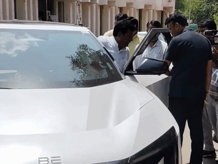 इलेक्ट्रिक कार से निरीक्षण करने पहुंचे सांसद भारत सिंह कुशवाह।