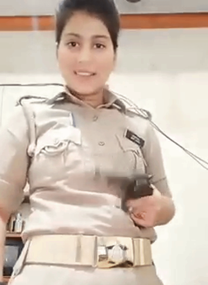 तस्वीर यूपी पुलिस की पूर्व महिला सिपाही प्रियंका मिश्रा की है। इसी रील की वजह से 2020 में उन्हें सस्पेंड कर दिया गया था। 