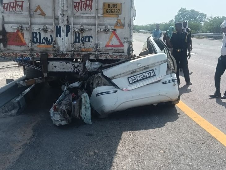 स्विफ्ट डिजायर कार पीछे से खड़े ट्रेलर में जा घुसी। कार हरियाणा नंबर की है।