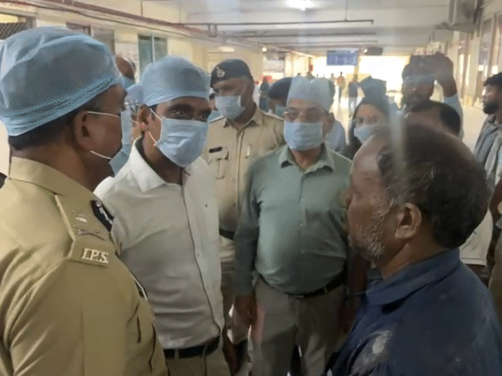 घायलों से मुलाकात करते अफसर।
