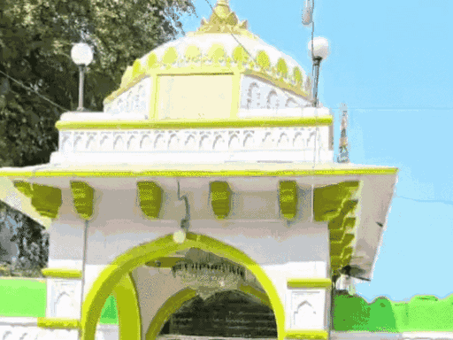 भोजशाला परिसर में शुक्रवार को नमाज पढ़ी जाती है।